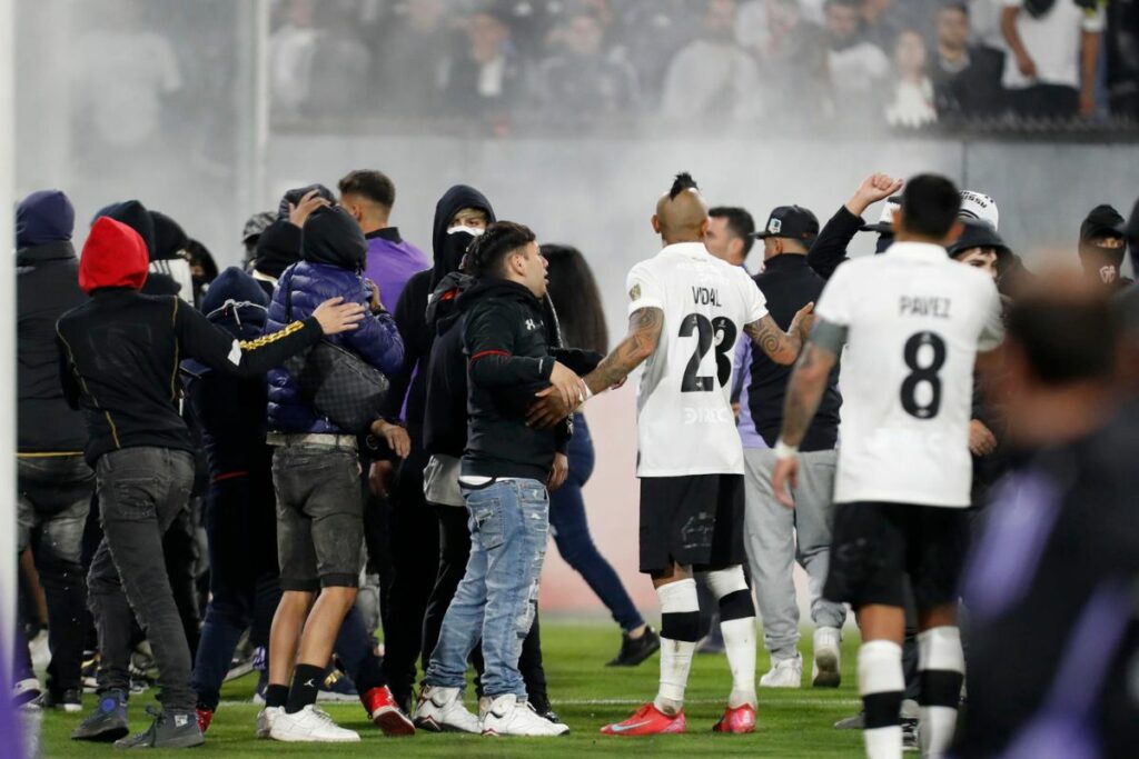 Arturo Vidal de Colo Colo conversa con aficionados que ingresaron al campo en un partido de la fase de grupos de la Copa Libertadores entre Colo Colo y Fortaleza en el estadio Monumental David Arellano.