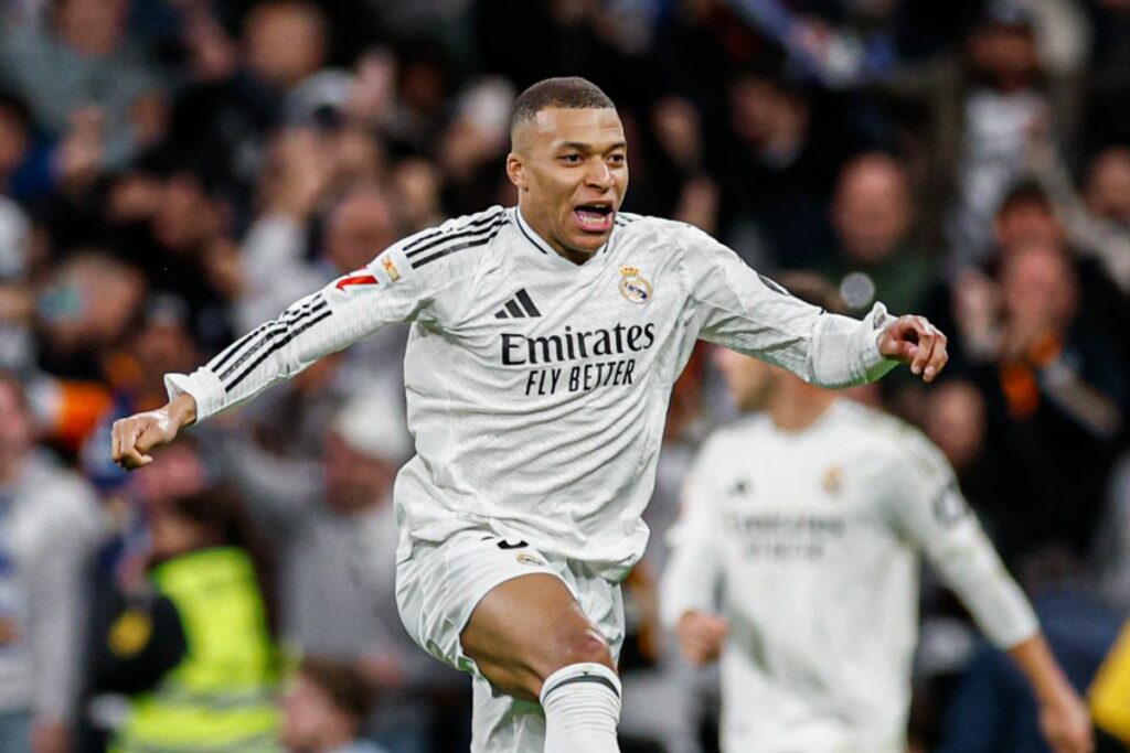 Kylian Mbappé celebra un gol marcado con el Real Madrid en la temporada 2024-25.