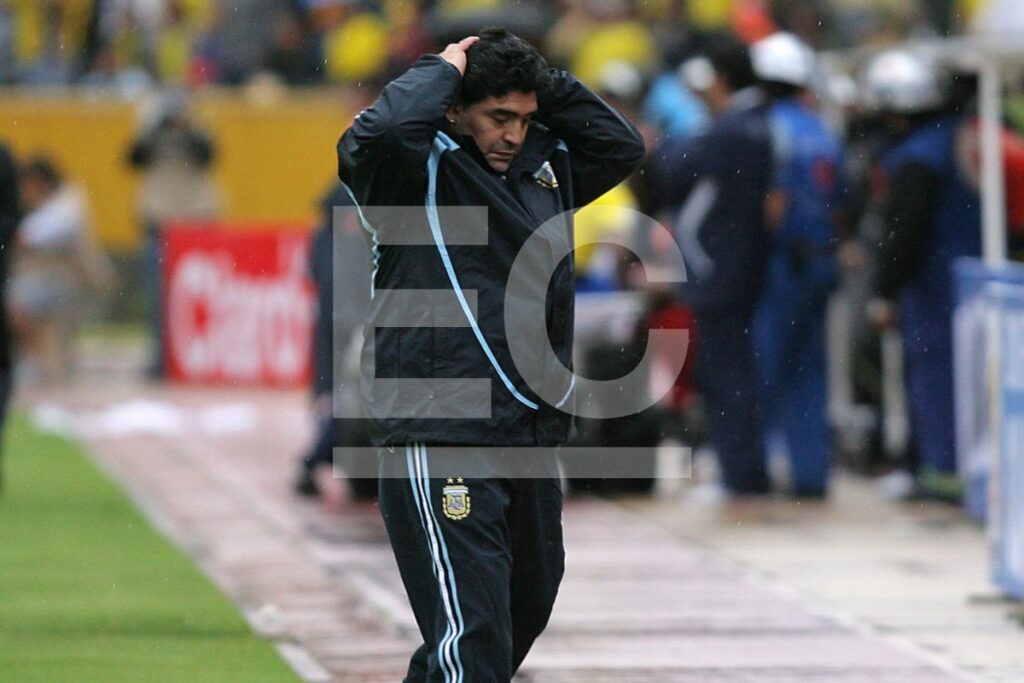 Diego Maradona en el Estadio Olímpico Atahualpa en 2009 como entrenador de la Selección de Argentina.