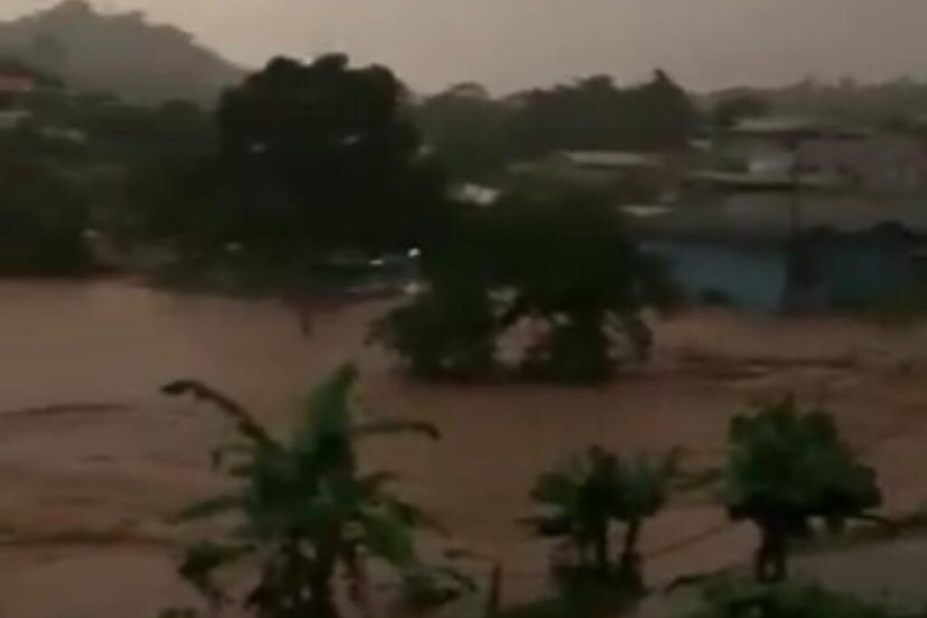 Inundación en Marcabelí, El Oro, por fuertes lluvias.