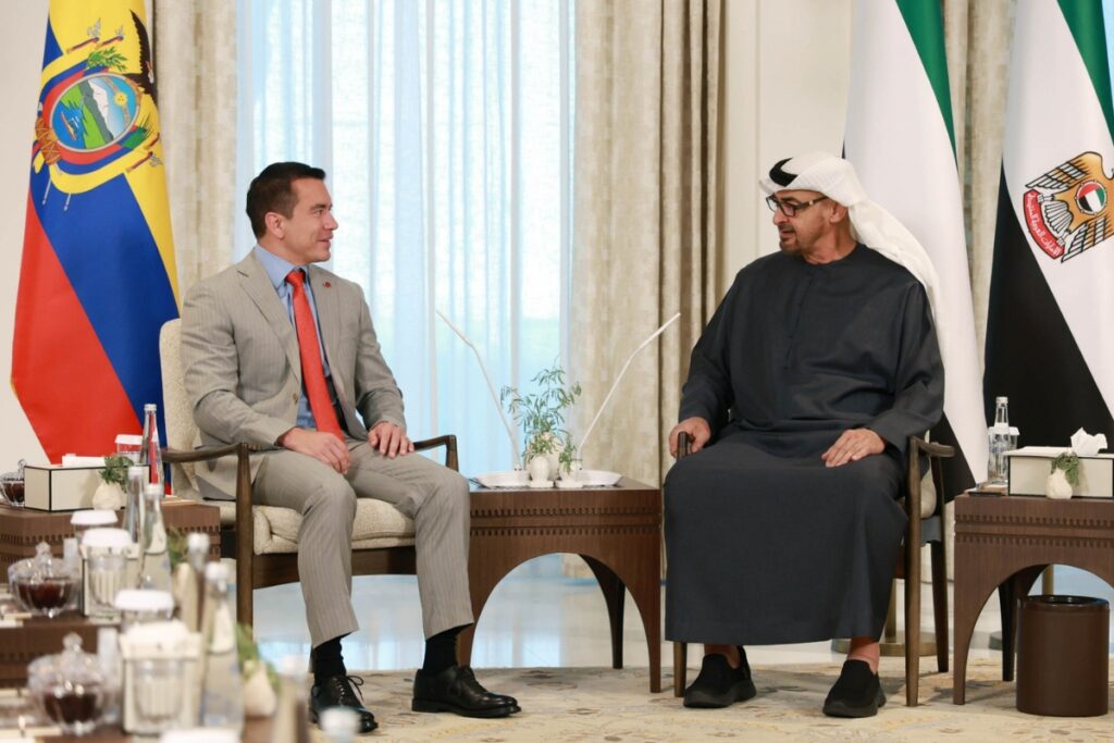 Daniel Noboa y Mohamed bin Zayed durante su encuentro en el Palacio Al Shati, en Abu Dabi.