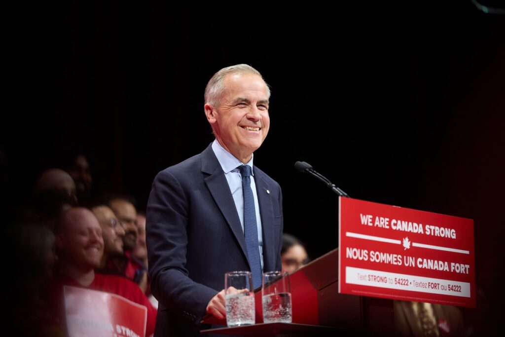 El primer ministro canadiense, Mark Carney, pronuncia su discurso en el evento de la noche de las elecciones del Partido Liberal en Ottawa.