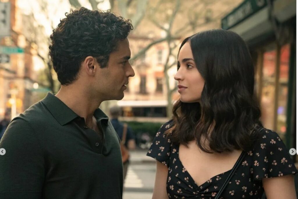 Sebastian de Souza junto a Sofía Carson en una secuencia de la película 'Mi lista de deseos'.