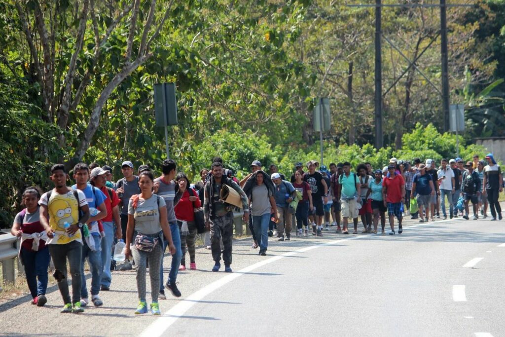 Migrantes en caravana caminan rumbo al norte desde la ciudad de Tapachula, en Chiapas (México).