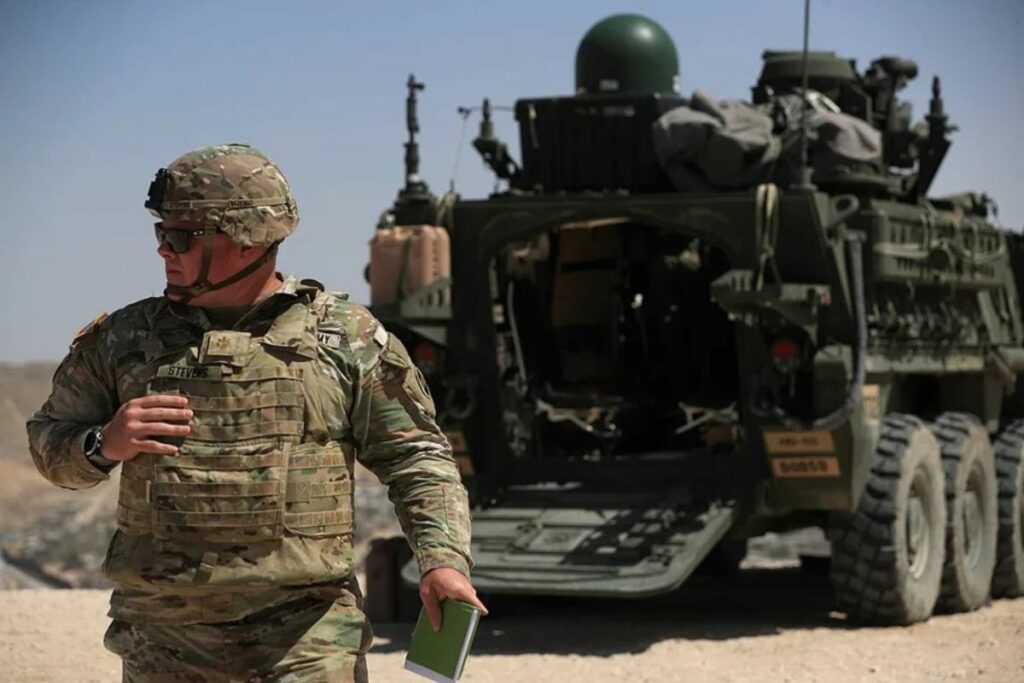 Un integrante del Ejército de Estados Unidos camina junto a un vehículo blindado 'Stryker' este domingo, en la frontera con Ciudad Juárez Chihuahua (México).