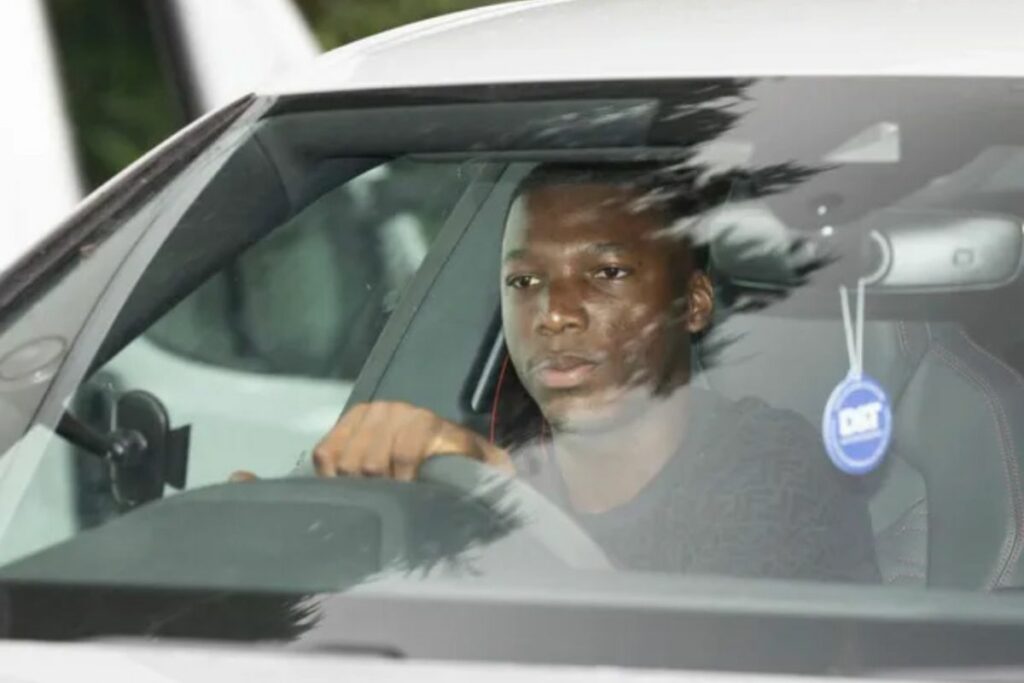 Imagen de Moisés Caicedo conduciendo su vehículo en Inglaterra.