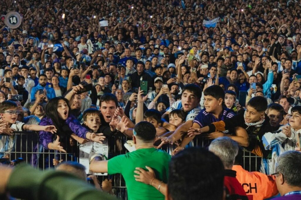Fanáticos de la Selección de Argentina en el estadio Monumental en el juego que le ganaron 4-1 a Argentina por las eliminatorias al Mundial 2026.