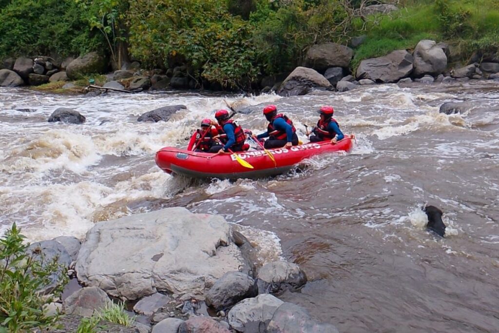 Bomberos de Quito retomaron la búsqueda de niño que cayó al río San Pedro.