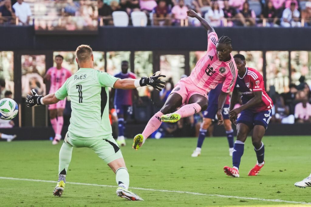 Allen Obando (c) remata el balón que fue a parar al fondo del arco del FC Dallas en la MLS 2025.