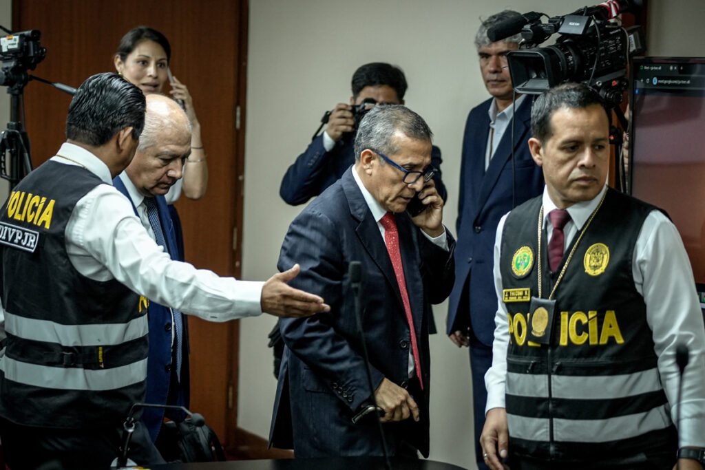 El expresidente de Perú Ollanta Humala (c) es retirado por integrantes de la Policía Nacional de Perú tras oír su sentencia este martes, en Lima (Perú).