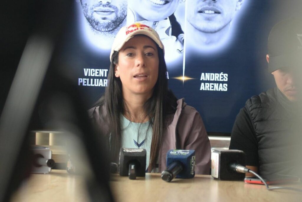 Mariana Pajón en Quito en una rueda de prensa con medios de comunicación.