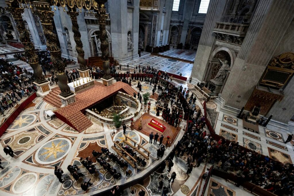 La tumba del papa Francisco en la basílica romana de Santa María La Mayor será sencilla, en el suelo, y contará con una reproducción de su crucifijo pectoral.