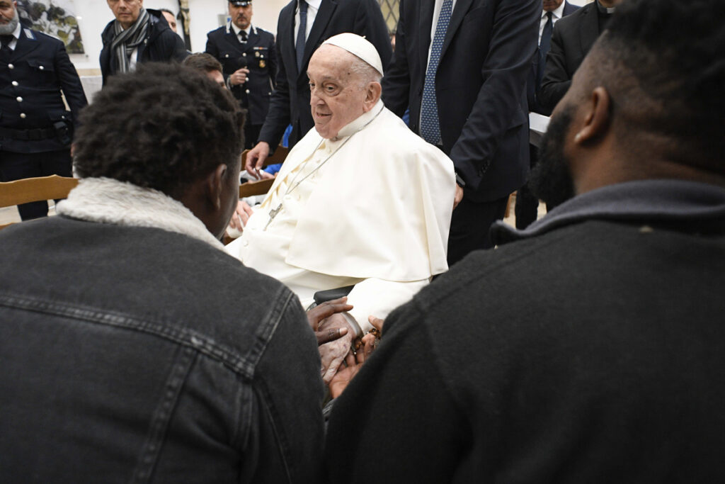 El papa Francisco (c) mantuvo su tradicional visita a una cárcel en la tarde de Jueves Santo.