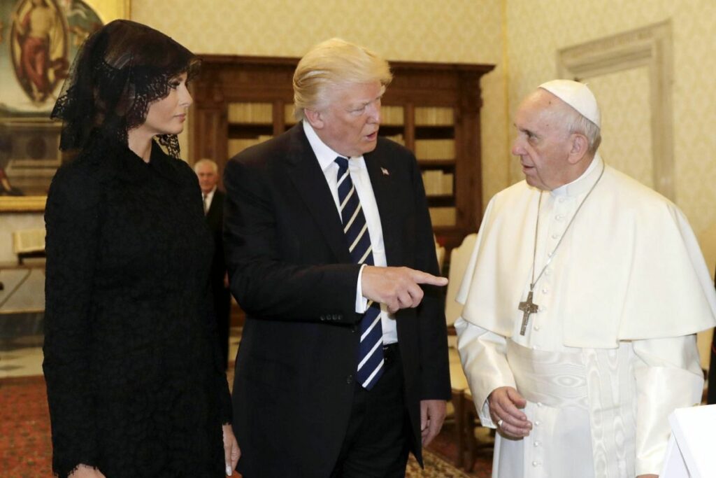 Imagen de archivo tomada el 24/05/2017 del papa Francisco mientras mantiene una audiencia privada con el presidente de Estados Unidos, Donald Trump, y su esposa Melania Trump, en el Vaticano.