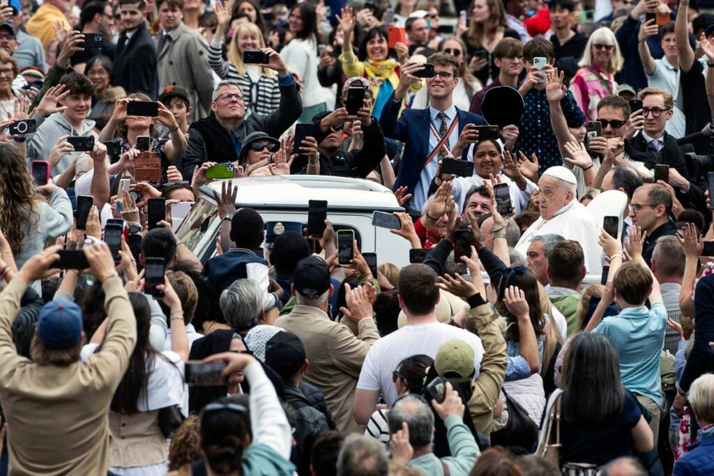 Este domingo 21 de abril hizo su último recorrido en papamóvil en la Plaza San Pedro.