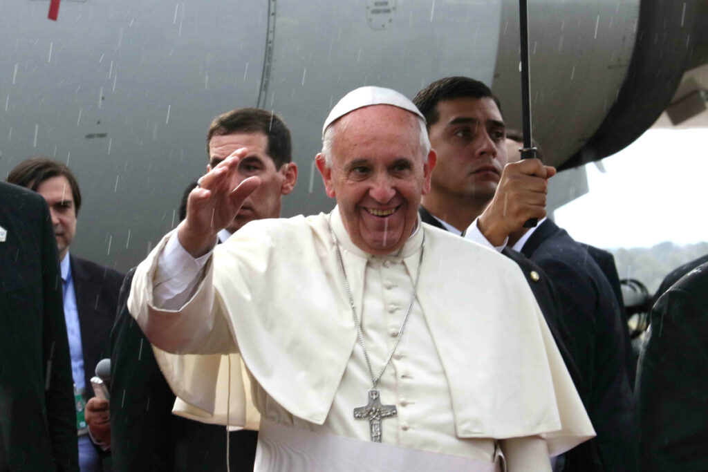 Fotografía de archivo del 10 de julio de 2015 del papa Francisco saludando a su llegada al aeropuerto Silvio Pettirossi en Asunción (Paraguay).
