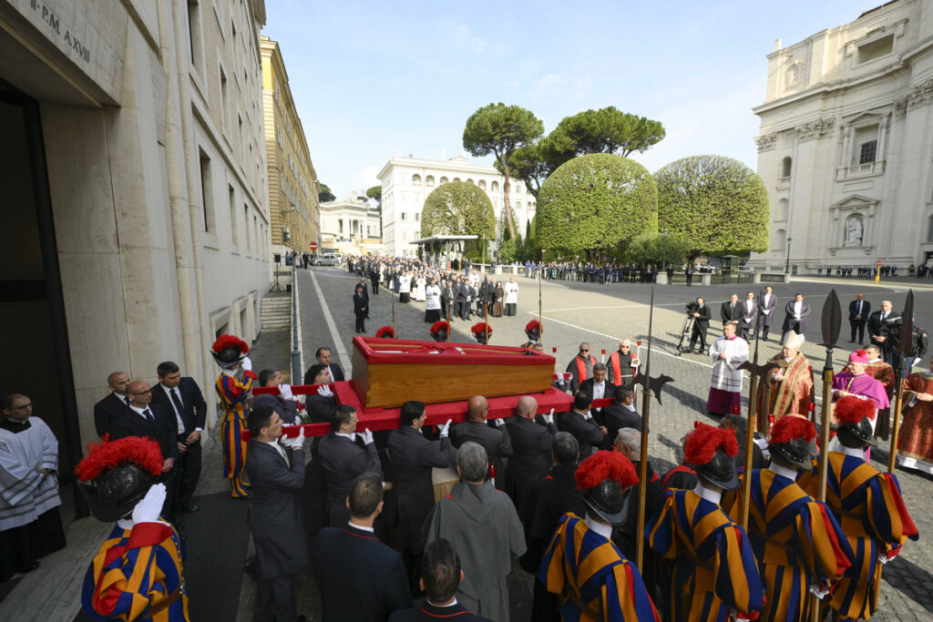 El féretro abierto del papa Francisco, llevado en procesión a hombros por los 'sediarios' pontificios y escoltado por la Guardia Suiza, llegó a la basílica de San Pedro.