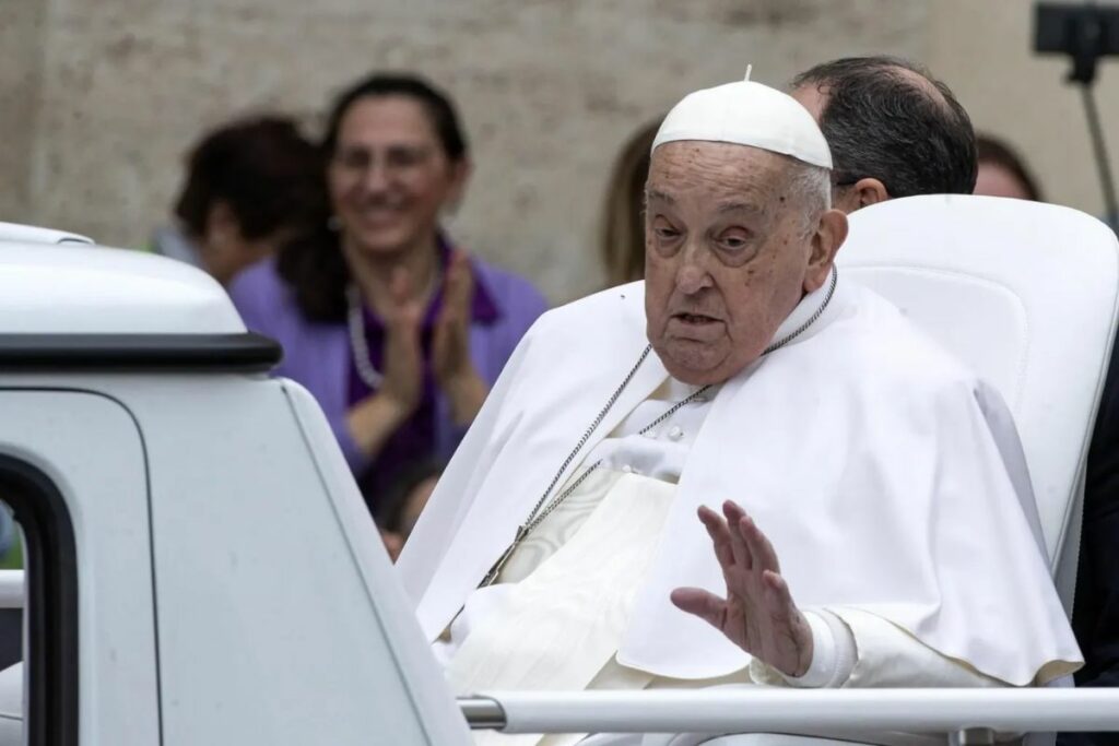 Imagen tomada el 20/04/2025 del papa Francisco mientras saluda a los asistentes tras la bendición Urbi et Orbi en la Plaza de San Pedro Vaticano. Foto: EFE