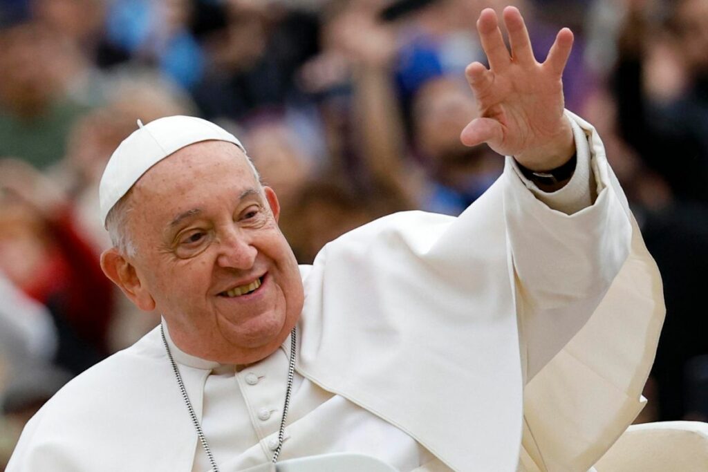 Fotografía de archivo del pasado 20 de noviembre de 2024 que muestra al papa Francisco durante una audiencia general en la Plaza de San Pedro en el Vaticano.