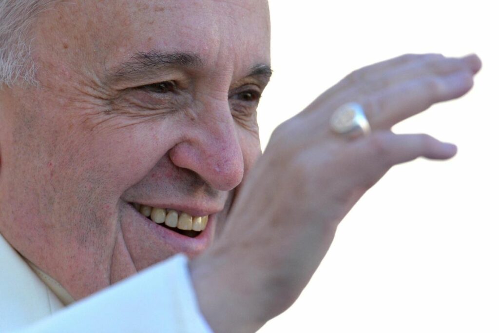Imagen de archivo tomada el 04/12/2013 del papa Francisco mientras bendice a los fieles durante la audiencia general de los miércoles en la Plaza de San Pedro en la Ciudad del Vaticano.