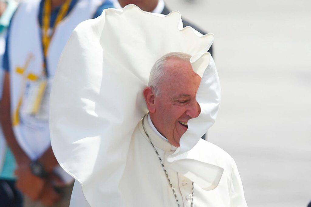 Fotografía de archivo del 18 de enero de 2018 del papa Francisco a su llegada al aeropuerto Diego Aracena de Iquique, al norte de Santiago (Chile).