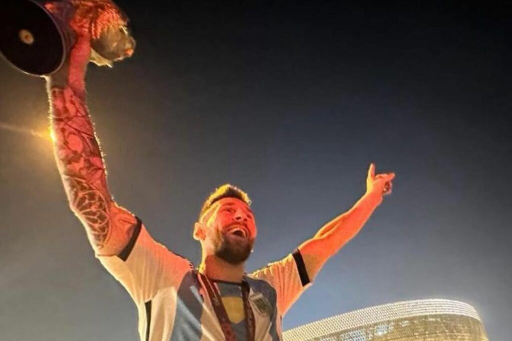 Lionel Messi con el trofeo de campeón del mundo en sus manos.