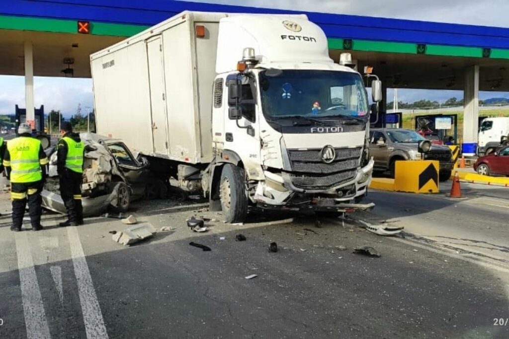El choque se produjo a la altura del peaje de Machachi, en el cantón Mejía