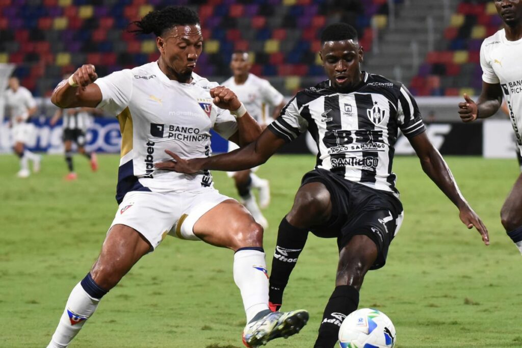 Luis Angulo (d) disputa un balón con José Quintero de Quito en un partido de la fase de grupos de la Copa Libertadores entre Central Córdoba y LDU en el Madre de Ciudades en Santiago del Estero.