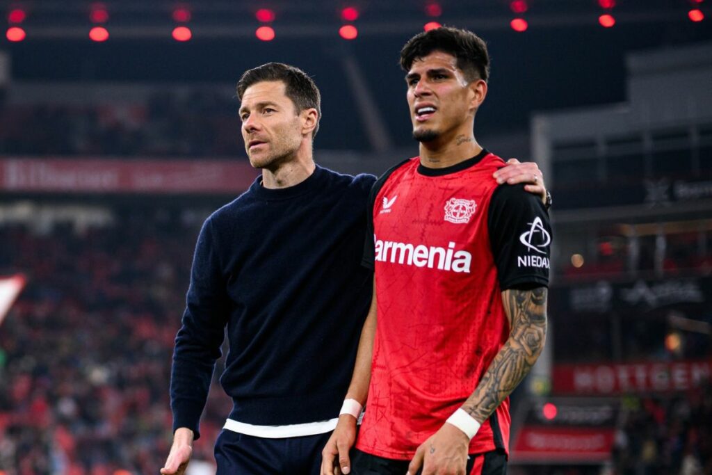 Xabi Alonso (i) y Piero Hincapié en un partido del Bayer Leverkusen en la temporada 2024-25.