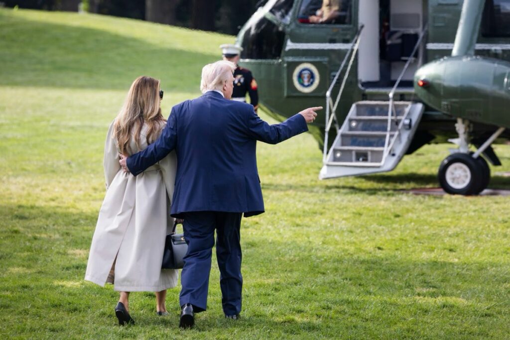 El presidente Donald Trump y su esposa salieron rumbo a Roma para asistir al funeral del papa Francisco.