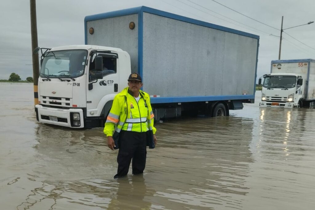 Las carreteras en Los Ríos lucen inundadas este viernes 11 de abril.