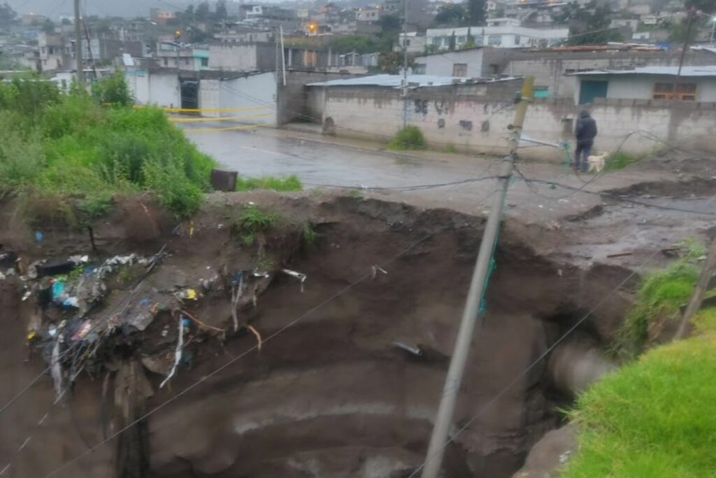 Las lluvias ocasionaron un deslizamiento de tierra en Calderón, Quito.