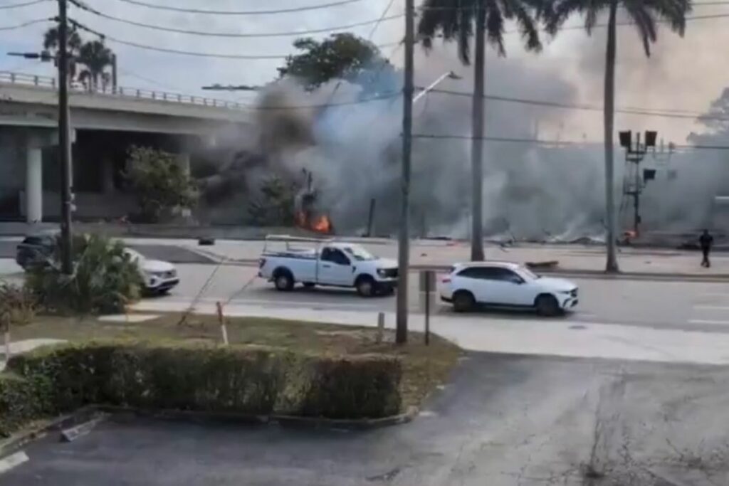 Una avioneta se estrelló este viernes 11 de abril en Boca de Ratón, Florida.