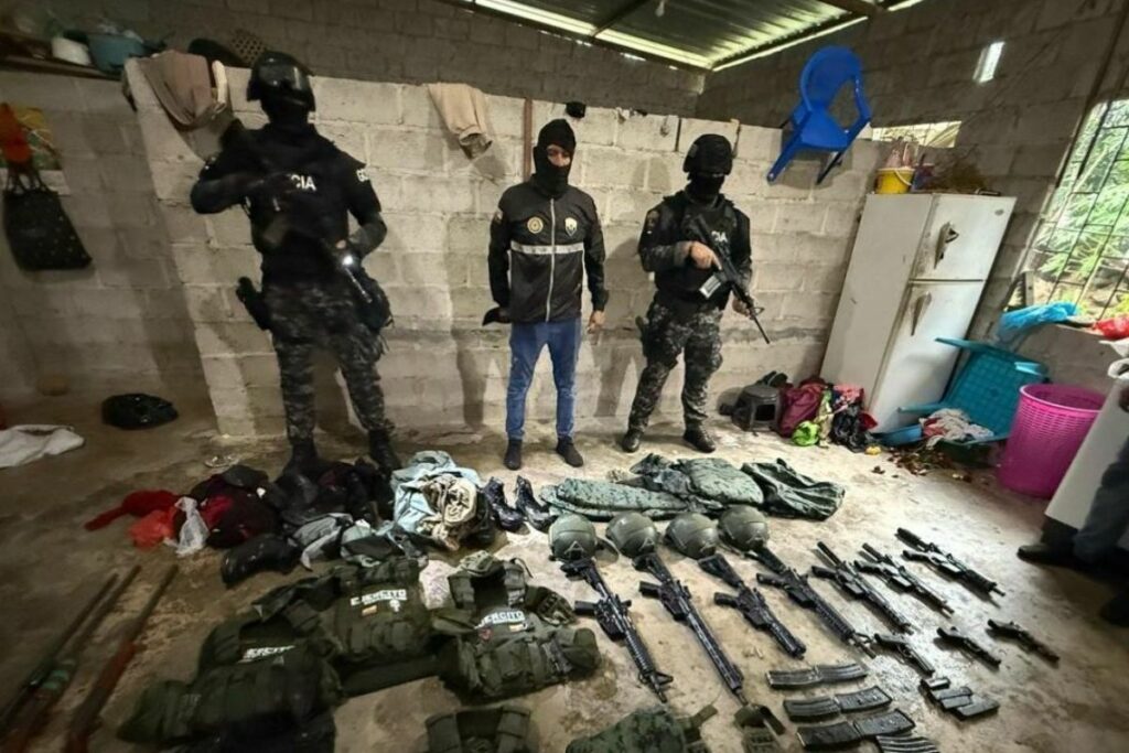 La Policía decomisó armas que habrían sido usadas en la masacre.