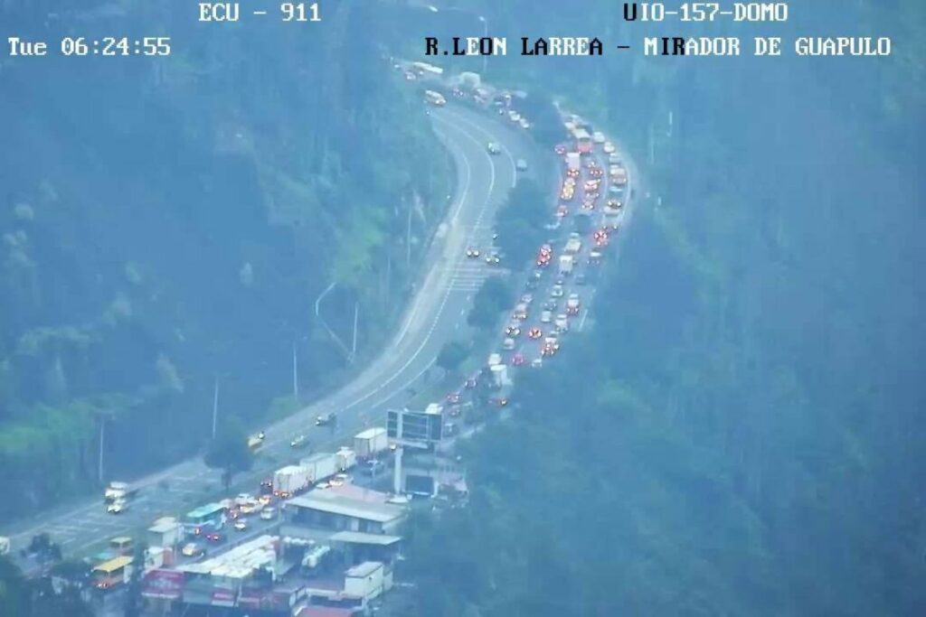 La av. Simón Bolívar tiene un fuerte trancón en el sector de Guápulo.