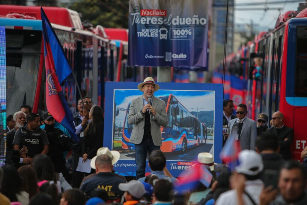 El alcalde de Quito, Pabel Muñoz, en la entrega de la nueva flota de trolebuses.