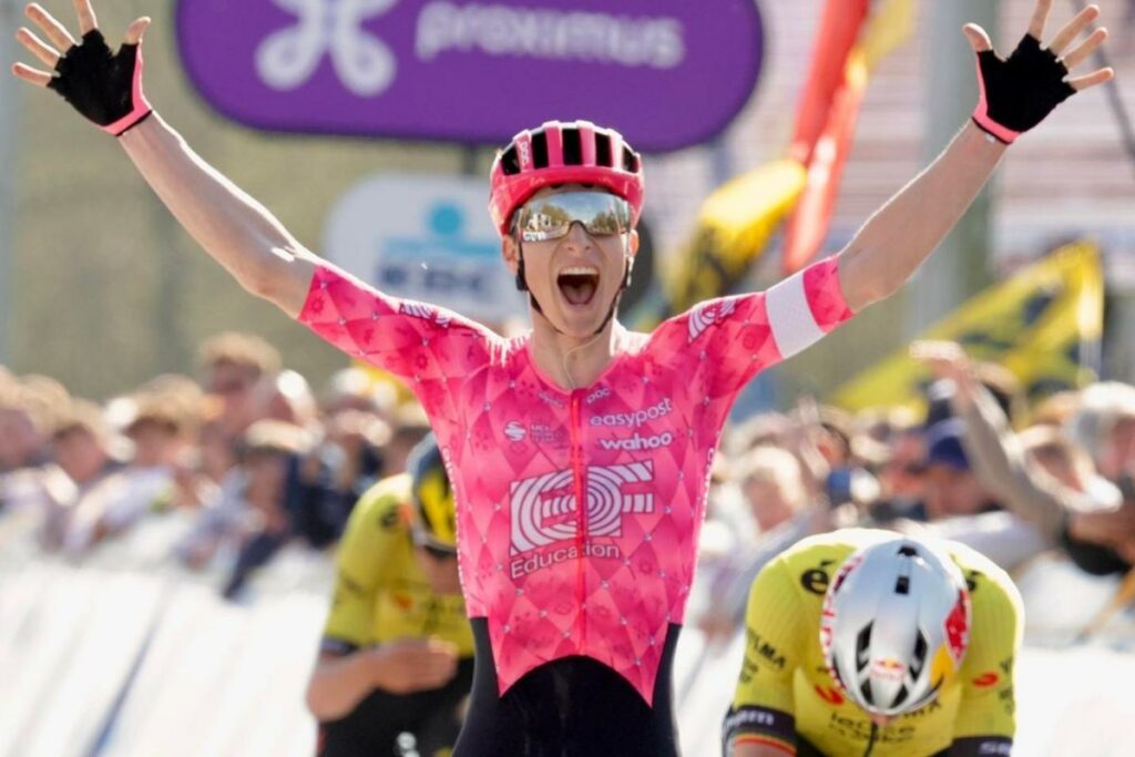 El ciclista Neilson Powless, del EF Education EasyPost, levanta las manos al ganar en la clásica belga A Través de Flandes.