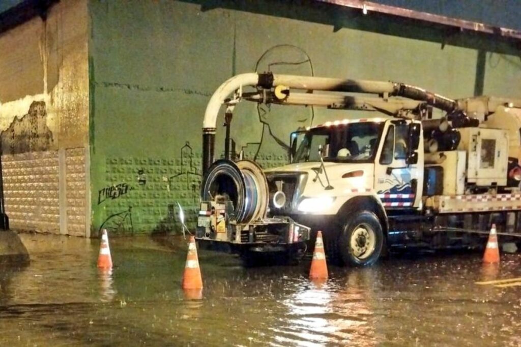 Maquinaria de Interagua limpia sumideros y alcantarillas en los sitios afectados.
