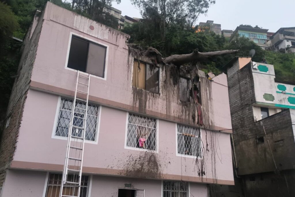 Una vivienda de tres departamentos resultó afectada por los deslaves en Guápulo.