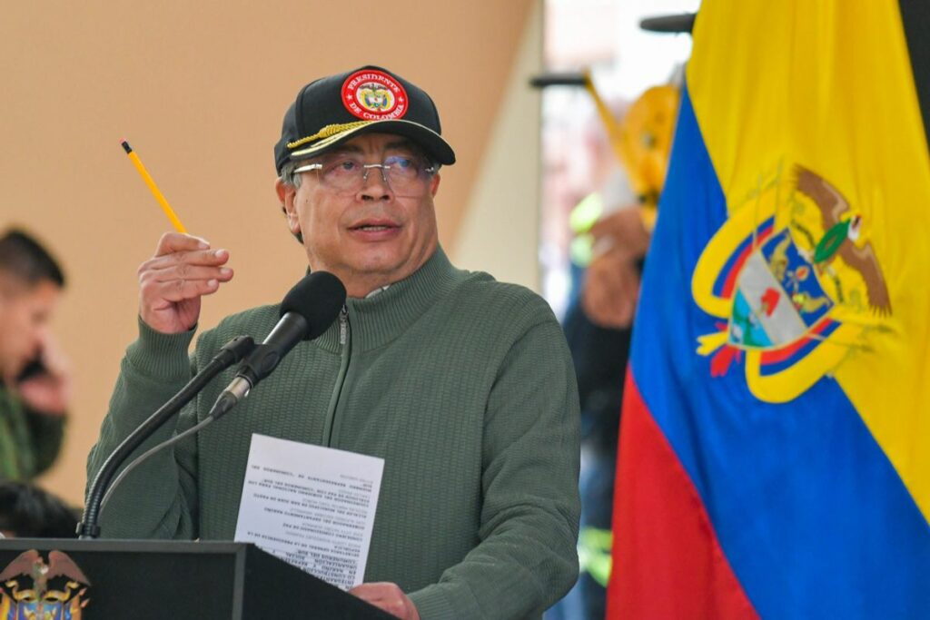 Fotografía cedida por la presidencia de Colombia que muestra al mandatario Gustavo Petro, durante un acto para analizar el Proceso de Paz Territorial en Nariño este sábado, en Pasto (Colombia).