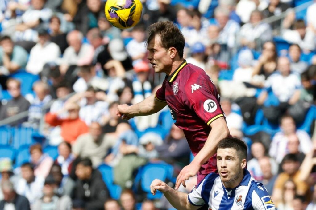 El delantero del Real Valladolid Juanmi Latasa (arriba) fue protagonista de una pelea con uno de sus compañeros del Valladolid durante un partido ante Real Sociedad en España.