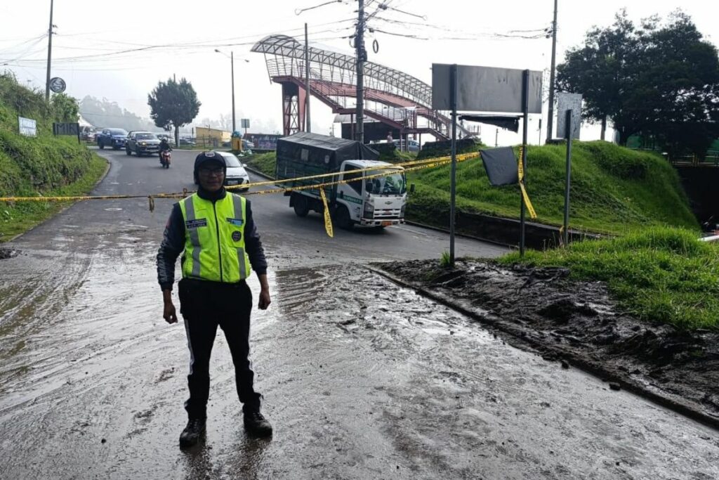 Personal de la AMT resguarda en el cierre de la Nela Martínez.