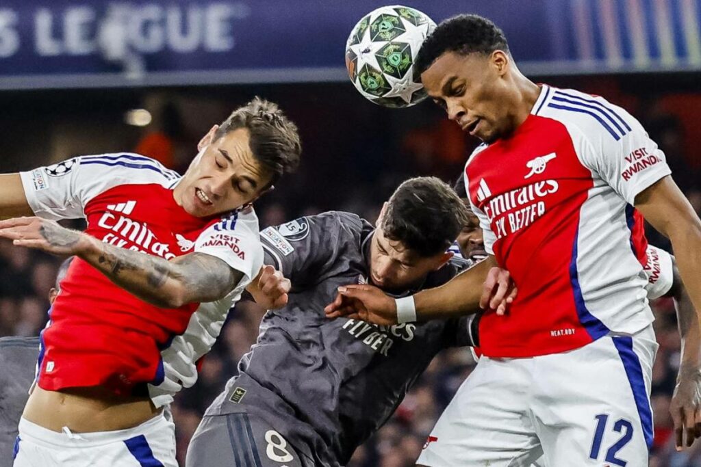 Jurrien Timber (der.) y Jakub Kiwior del Arsenal buscan la pelota ante Federico Valverde (centro), del Real Madrid, en el partido de la Champions League en Londres el 8 de abril del 2025.