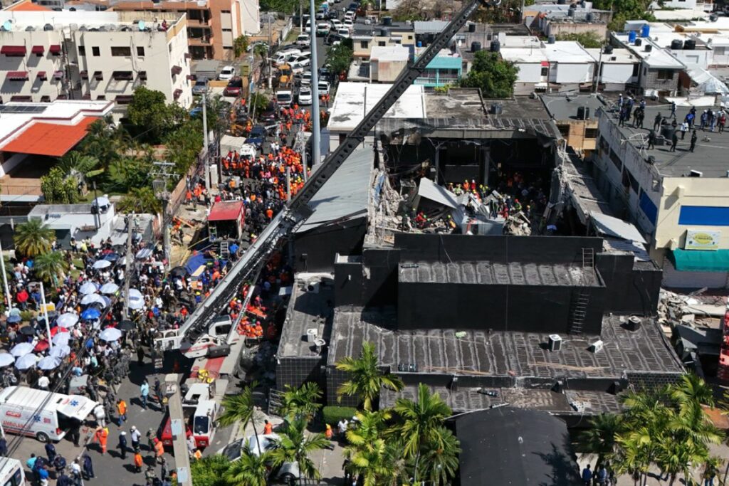 Fotografía de los trabajos de rescate en la discoteca Jet Set este martes, en Santo Domingo (República Dominicana).