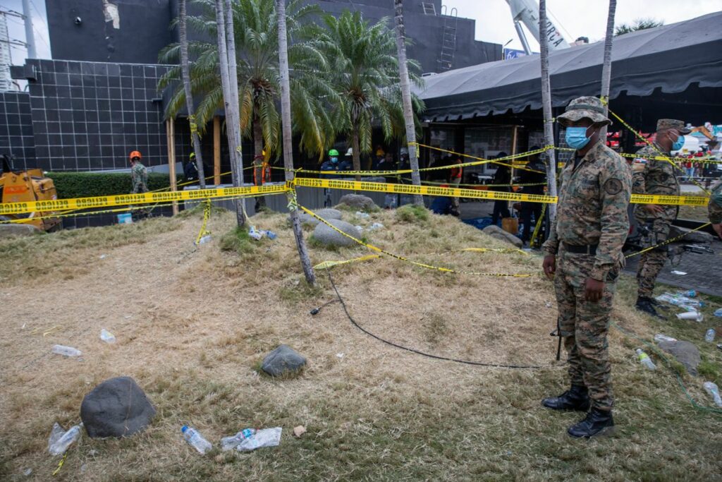 Un integrante de Ejército dominicano custodia a las afueras de la discoteca Jet Set este miércoles, en Santo Domingo (República Dominicana).