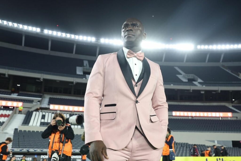 El DT ecuatoriano Segundo Castillo, protagonista con su llamativo traje rosa en la cancha de River Plate en la Copa Libertadores.