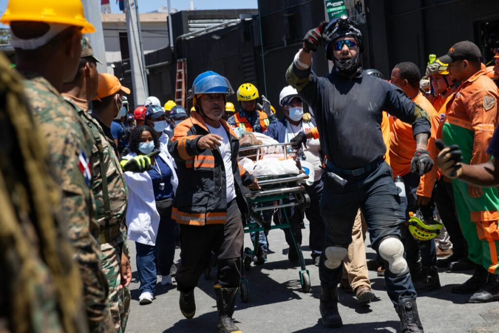 Los equipos de rescate han sacado 218 cuerpos de entre los escombros.