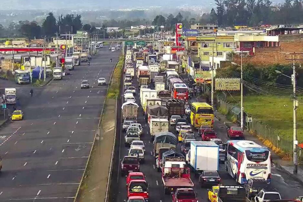 Alta carga vehicular registra la Panamericana Sur este 10 de abril.