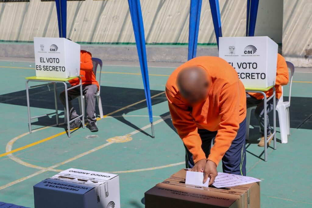 La jornada electoral se inició con la votación de los PPL.