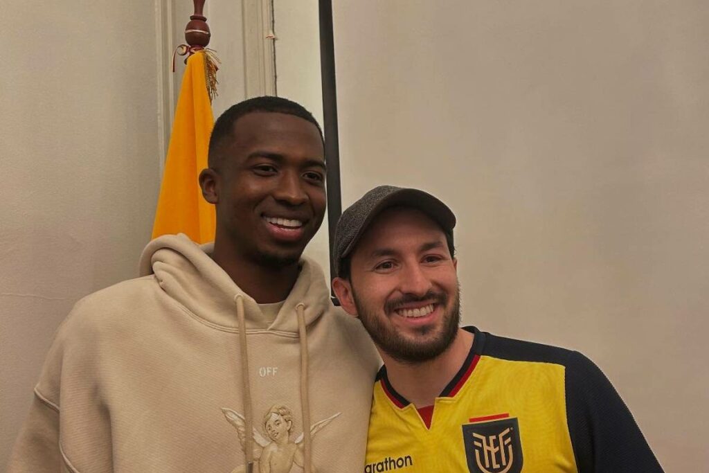 Willian Pacho posa con un aficionado al interior de la Embajada de Ecuador en Francia, el 11 de abril del 2025.